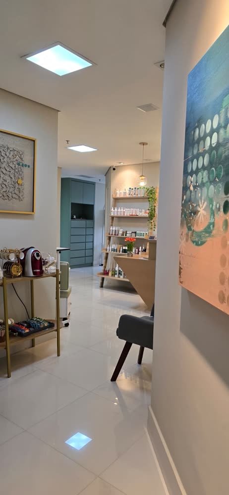 Linha de produtos e cremes para os pés na recepção da clínica