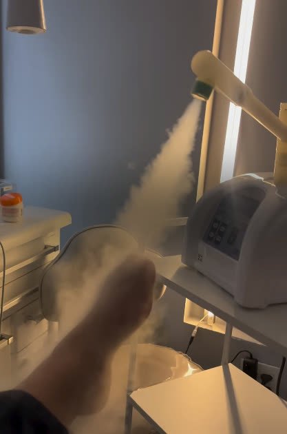 Pé recebendo vapor em tratamento de hidratação profunda